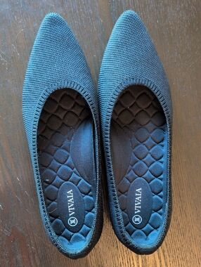 Vivaia Women's Black Pointed Flats - Size 10.5